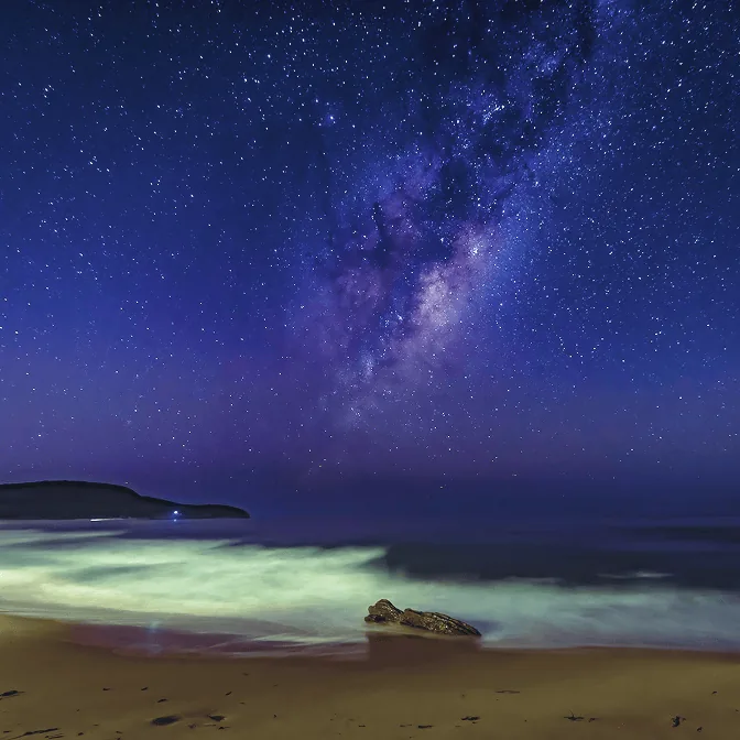 星空と海の夜景